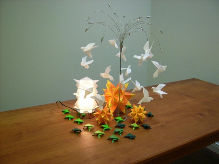 Anya Midori - www.faltsucht.de - auf dem Abschlussbild wurden alle 4 Origamimodelle nochmal gezeigt: Frosch, Friedenstaube, Bascetta-Stern und Lampe