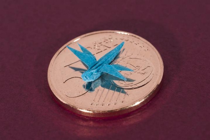 Anya Midori - www.faltsucht.de - Libelle
18x18mm
auf einer 5 Cent Münze